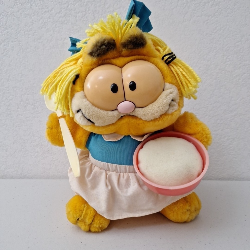 Vintage DAKIN 1981 Garfield The Cat in Wig & Dress Goldilocks Furry Tales Plush